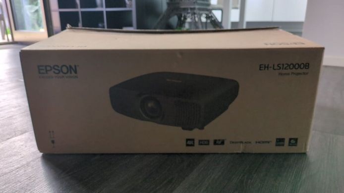 Epson EH-LS12000B 4K Laserprojektor Beamer HDR10 3LCD 2.700 lm top Zustand