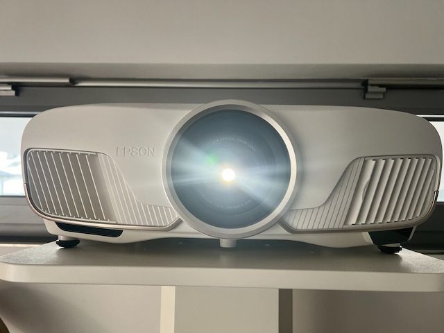 Epson EH-TW9400W 4K UltraHD HDR 3D Beamer  nur 23 Lampenstunden