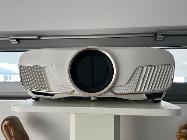 Epson EH-TW9400W 4K UltraHD HDR 3D Beamer  nur 23 Lampenstunden