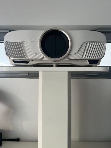 Epson EH-TW9400W 4K UltraHD HDR 3D Beamer  nur 23 Lampenstunden
