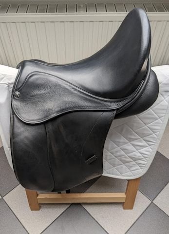 Hennig Dressursattel, schwarz, mit Klettpauschen, Hennig Dressage Saddle
