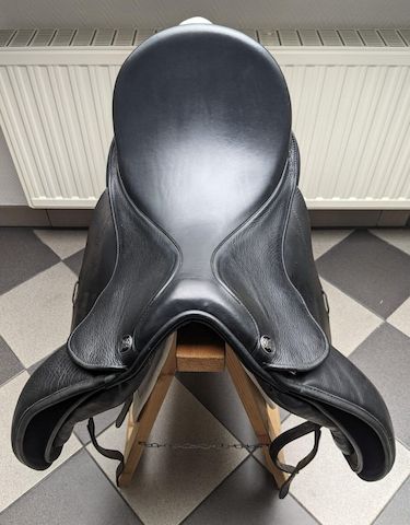 Hennig Dressursattel, schwarz, mit Klettpauschen, Hennig Dressage Saddle