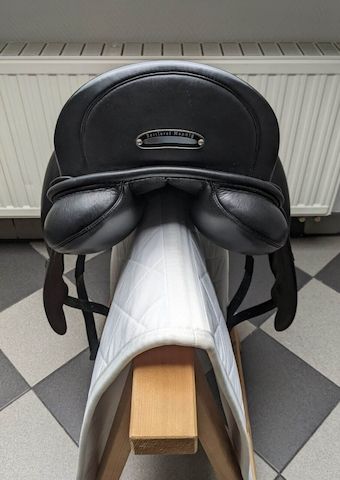Hennig Dressursattel, schwarz, mit Klettpauschen, Hennig Dressage Saddle
