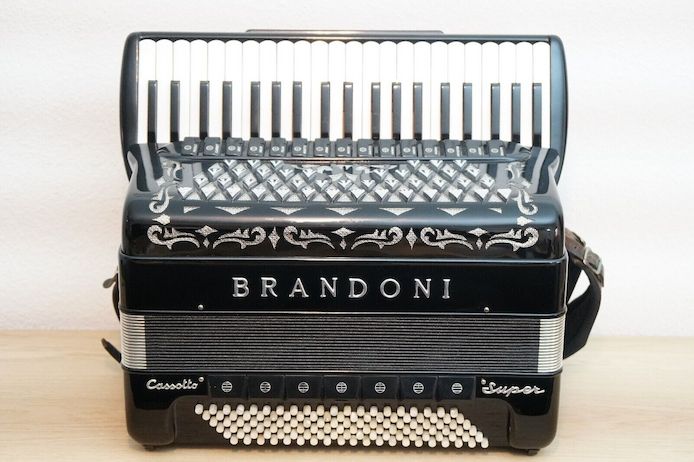 Italienisches Akkordeon Brandoni Cassotto Super 120 Bässe 5 Chörig