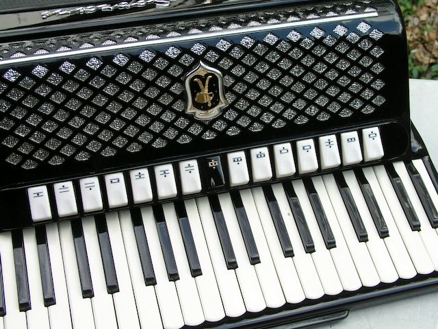 Sehr schönes schwarzes Akkordeon Paolo Soprani Super Paolo mit 140 Bässen (76)