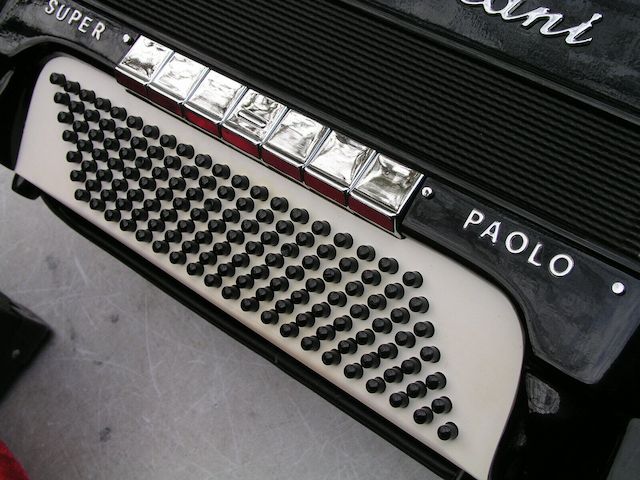 Sehr schönes schwarzes Akkordeon Paolo Soprani Super Paolo mit 140 Bässen (76)