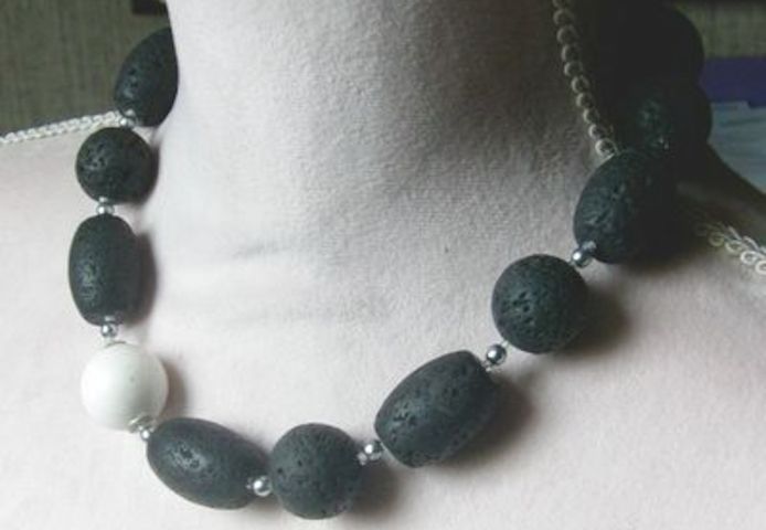 elegante Lavakette mit eingefasster weisser Koralle