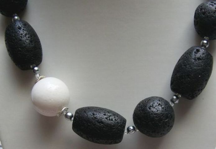 elegante Lavakette mit eingefasster weisser Koralle