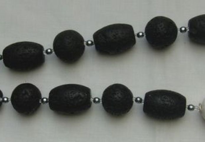 elegante Lavakette mit eingefasster weisser Koralle