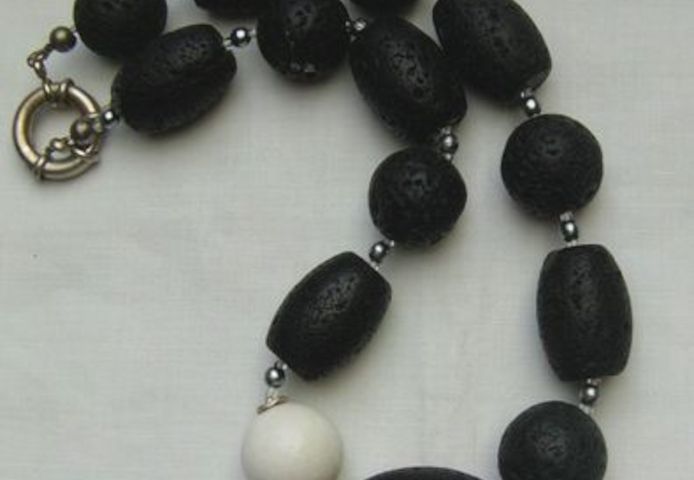 elegante Lavakette mit eingefasster weisser Koralle