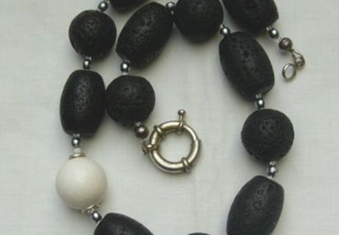 elegante Lavakette mit eingefasster weisser Koralle