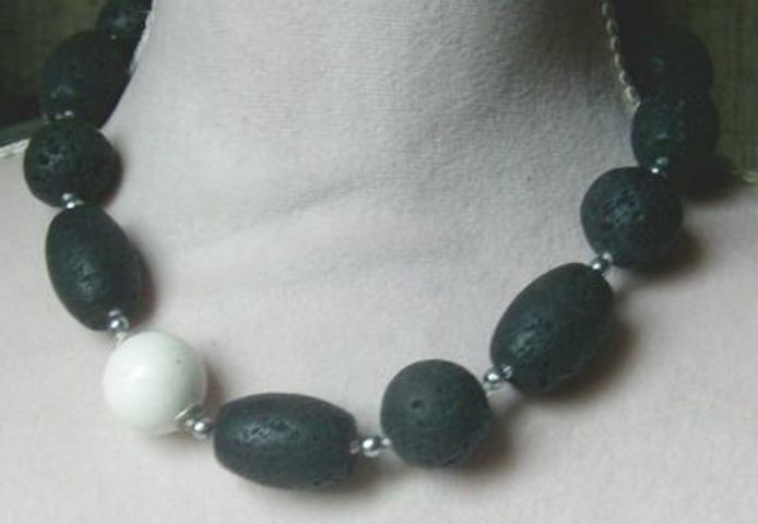 elegante Lavakette mit eingefasster weisser Koralle