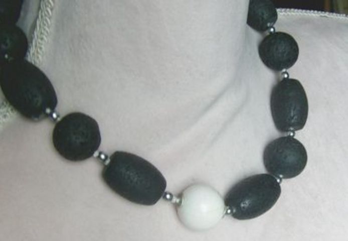 elegante Lavakette mit eingefasster weisser Koralle