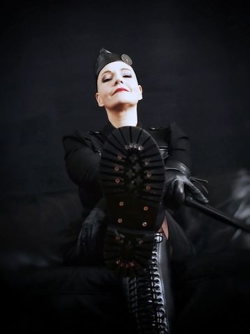 Online-Erziehung, Keuschhaltung und Training von erfahrener dominanter Herrin!