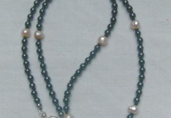 Edelsteinkette mit den Hämatit und Zuchtperlen