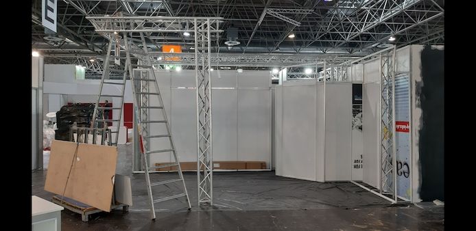 Messestandmonteur hat Termine frei