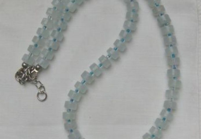 Edelsteinkette mit einen Aquamarin