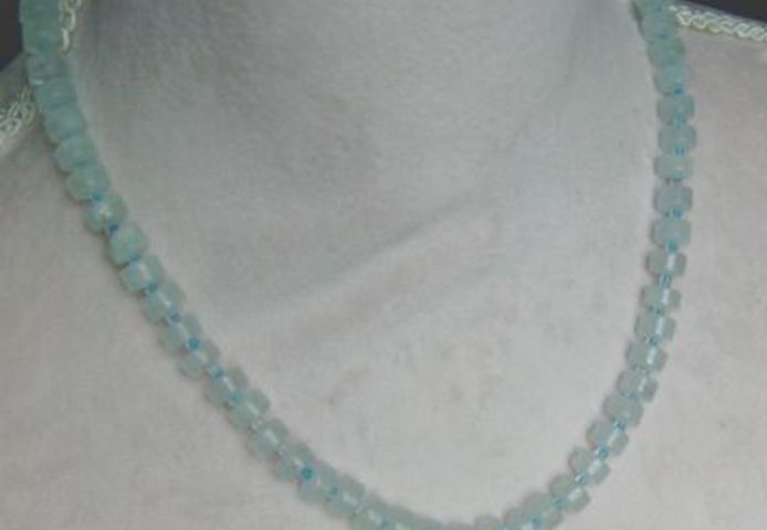Edelsteinkette mit einen Aquamarin