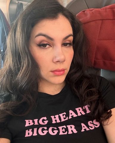 Weibliche Escort-Dame für bezahlte sexuelle Dienstleistungen verfügbar