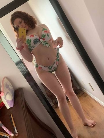 Verlockende Frau mit verzauberendem Charme