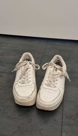 Getragene, abgenutzte weiße Turnschuhe zu verkaufen