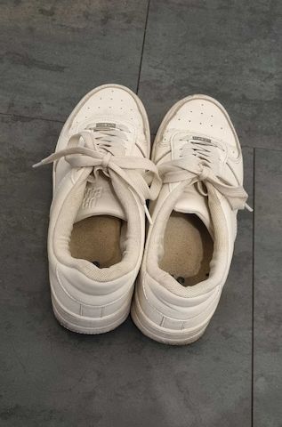 Getragene, abgenutzte weiße Turnschuhe zu verkaufen