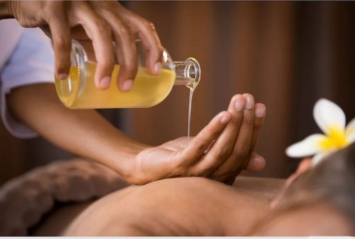 Entspannende Ganzkörpermassage für Männer