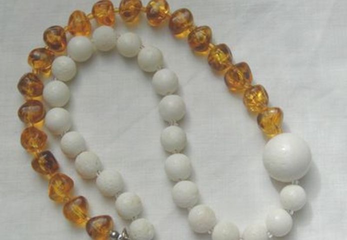 Edelsteinkette, weisse Koralle mit braunen Bernstein