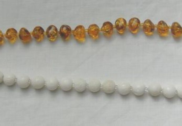 Edelsteinkette, weisse Koralle mit braunen Bernstein