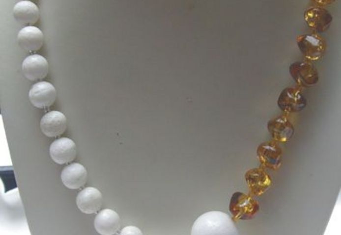 Edelsteinkette, weisse Koralle mit braunen Bernstein