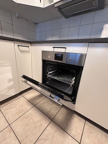 Moderne Einbauküche mit Geräten - sehr guter Zustand