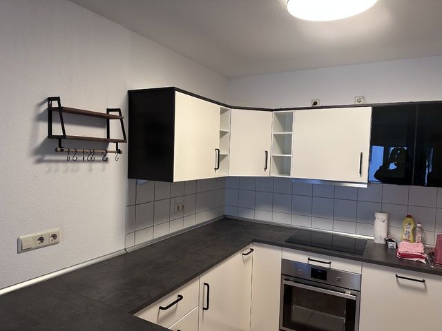 Moderne Einbauküche mit Geräten - sehr guter Zustand