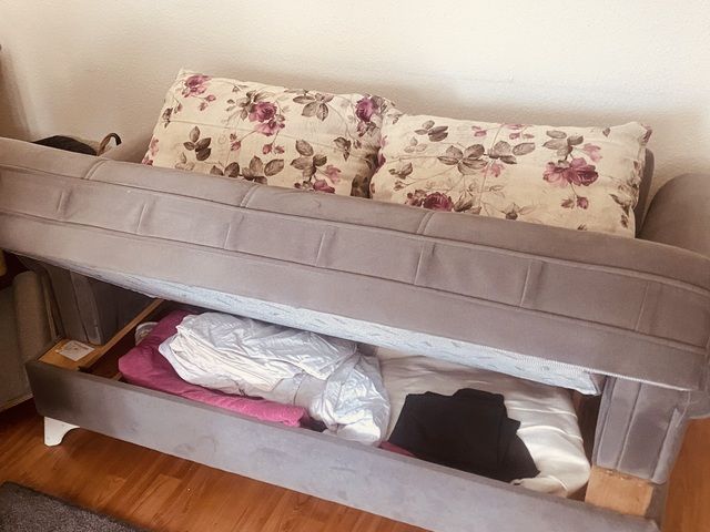 2 graue Sofas mit Schlaffunktion Bettkasten inkl.