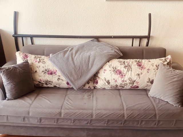 2 graue Sofas mit Schlaffunktion Bettkasten inkl.