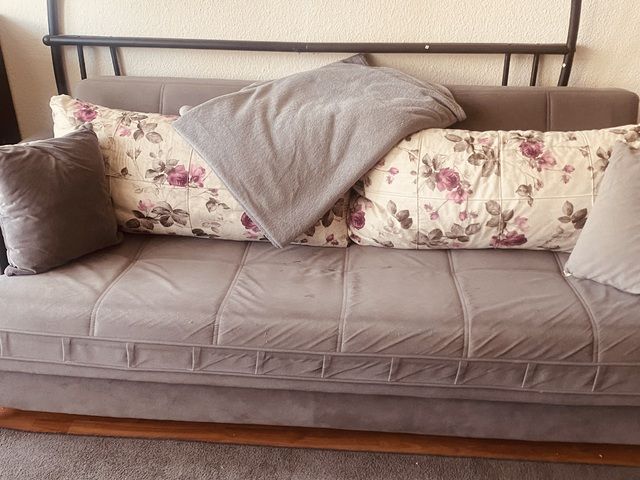 2 graue Sofas mit Schlaffunktion Bettkasten inkl.