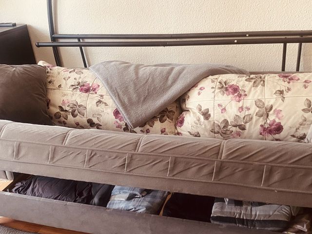 2 graue Sofas mit Schlaffunktion Bettkasten inkl.