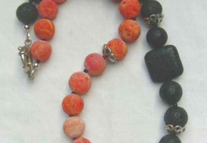 Edelsteincollier im auffallend, extravaganten Design