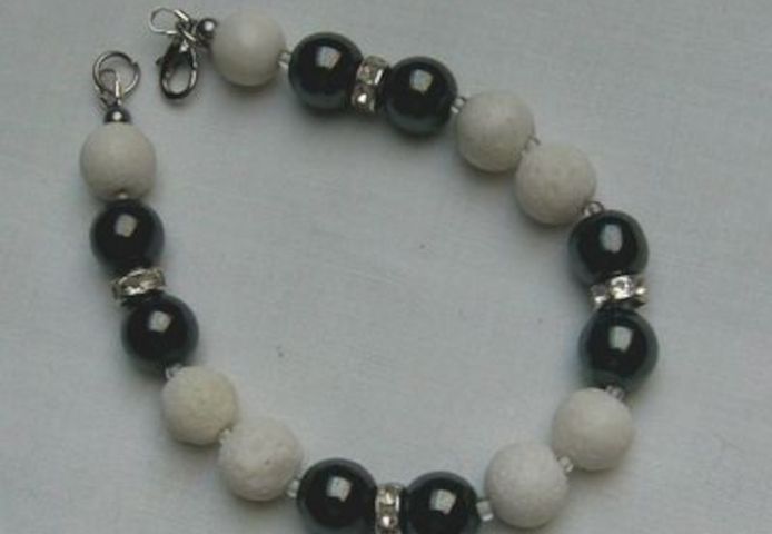 Armband im schwarz - weis Design