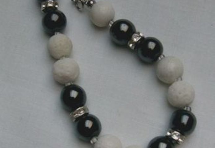 Armband im schwarz - weis Design