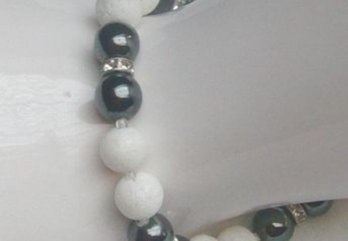 Armband im schwarz - weis Design