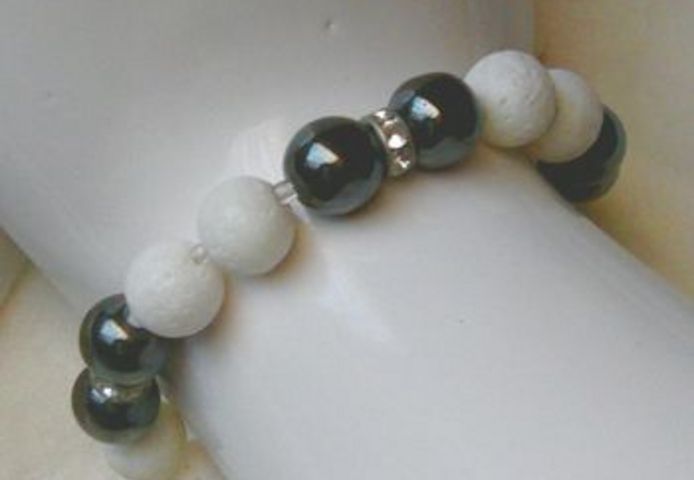 Armband im schwarz - weis Design