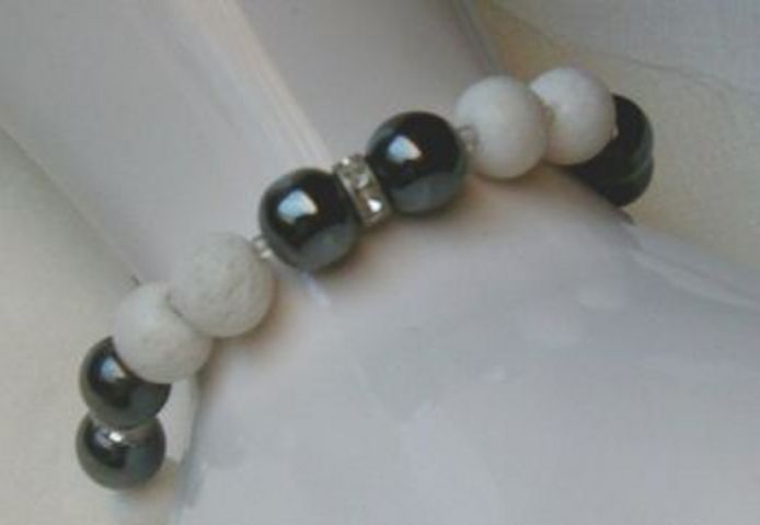 Armband im schwarz - weis Design