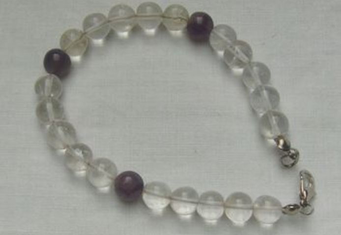 Armband mit einen Bergkristall garniert mit Amethyste