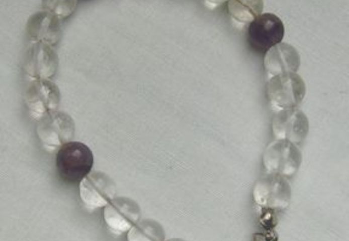 Armband mit einen Bergkristall garniert mit Amethyste