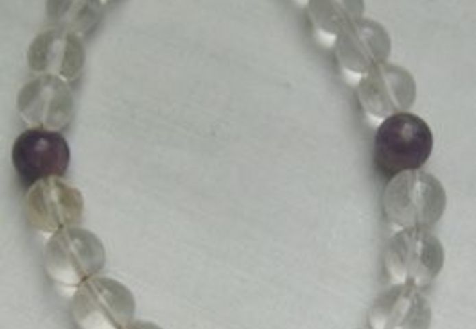 Armband mit einen Bergkristall garniert mit Amethyste