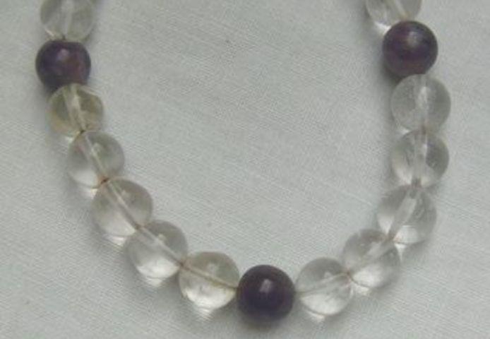 Armband mit einen Bergkristall garniert mit Amethyste