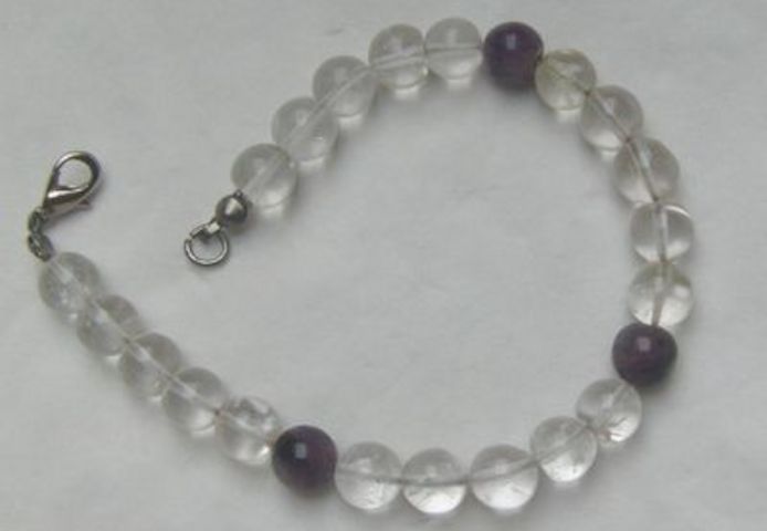 Armband mit einen Bergkristall garniert mit Amethyste