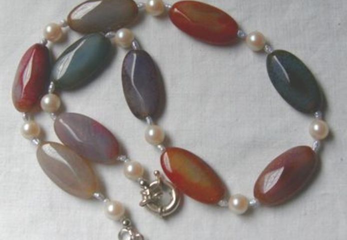 Regenbogenachatkette garniert mit Perlen