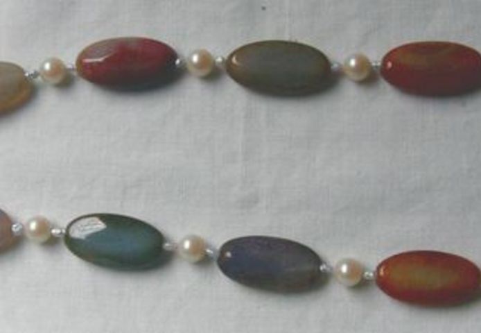 Regenbogenachatkette garniert mit Perlen