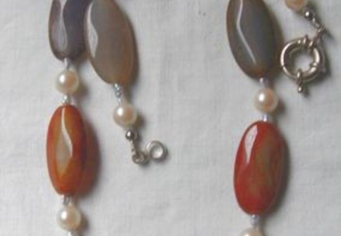 Regenbogenachatkette garniert mit Perlen